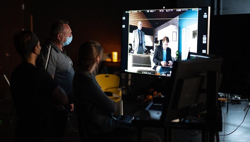 Crew members work in front of a computer displaying the Unreal Engine view of the '9窗口' set.